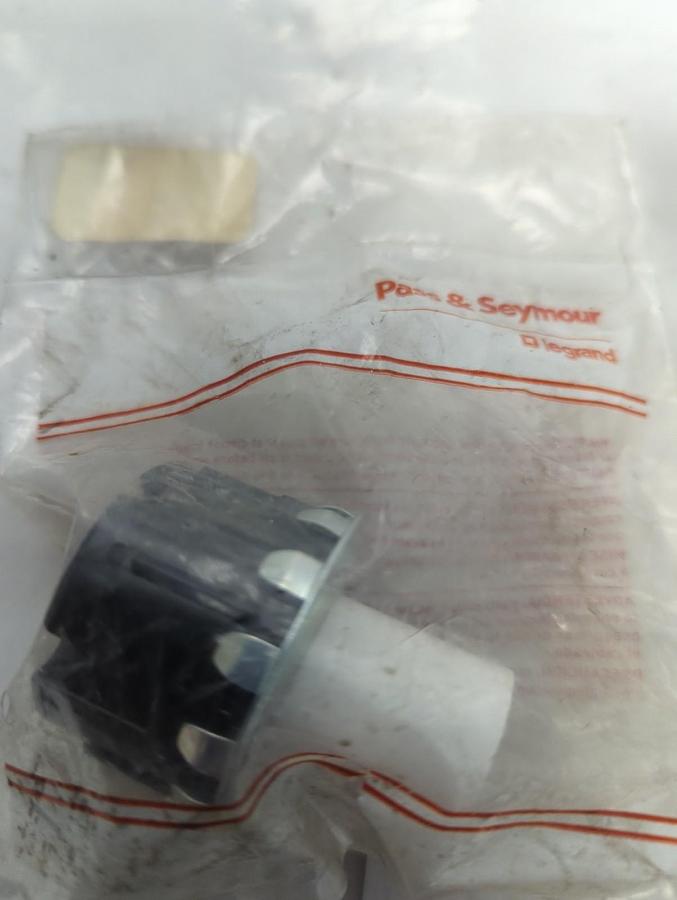 PASS & SEYMOUR,ALF77502,LEGRAND RECEPTACLE/LAMP HOLDER LOT OF 2 NOS