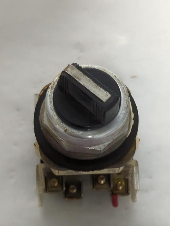 Used ALLEN BRADLEY,800T-H2,SERIES T SELECTOR SWITCH PRE-OWNED