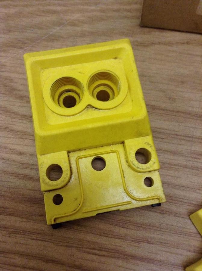 Used Banner,17627 SBF12,Multi-Beam Scanner Block Missing Screws