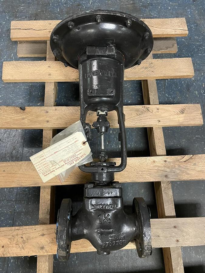 Used HONEYWELL,6751-1G4,1-1/2 INCH PNEUMATIC AIR OPERATED DIAPHRAGM VALVE