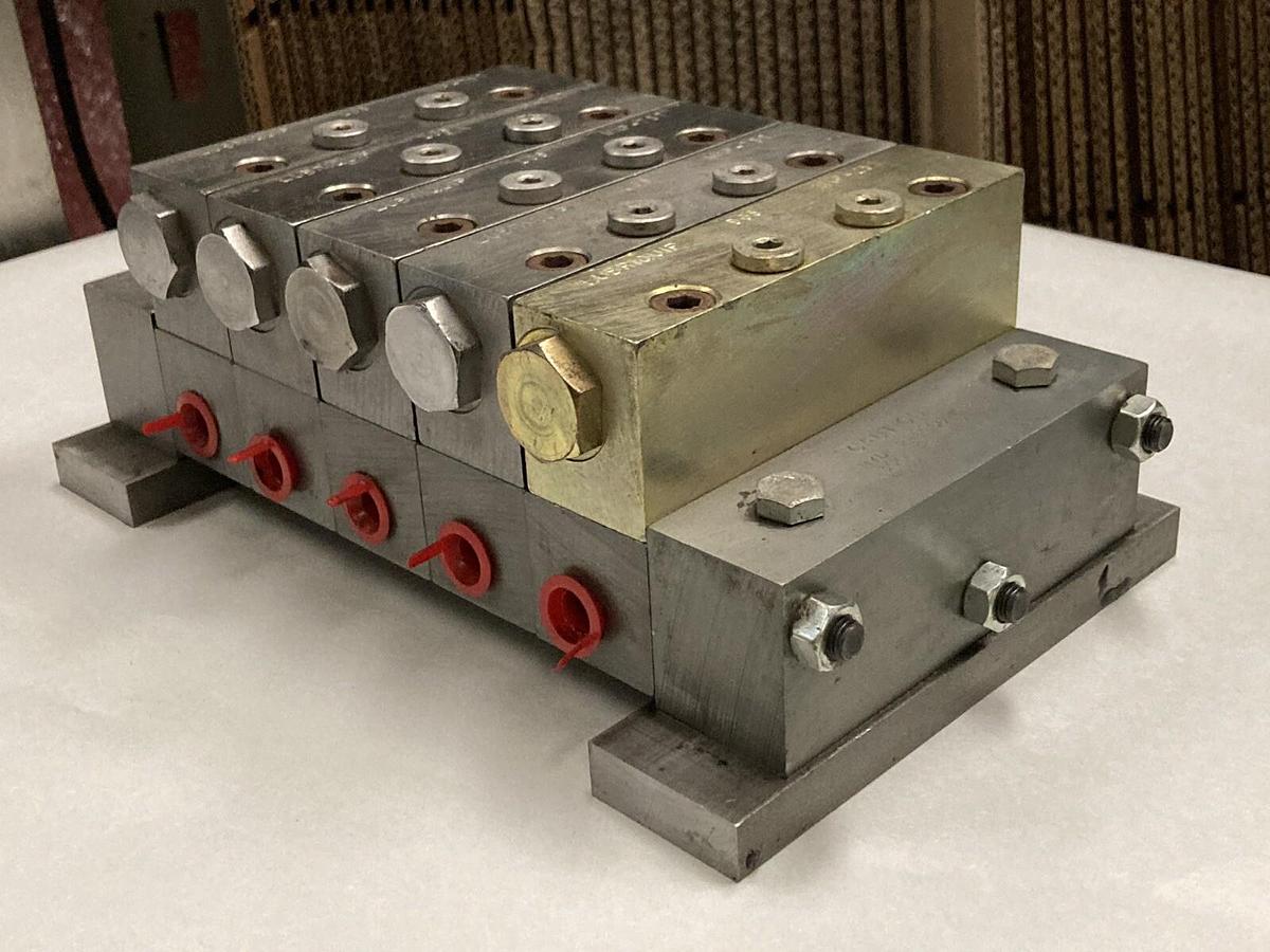 Used Lubriquip,MXP-75T x4 MXP-25T,Divider Valve 3000 PSI Max