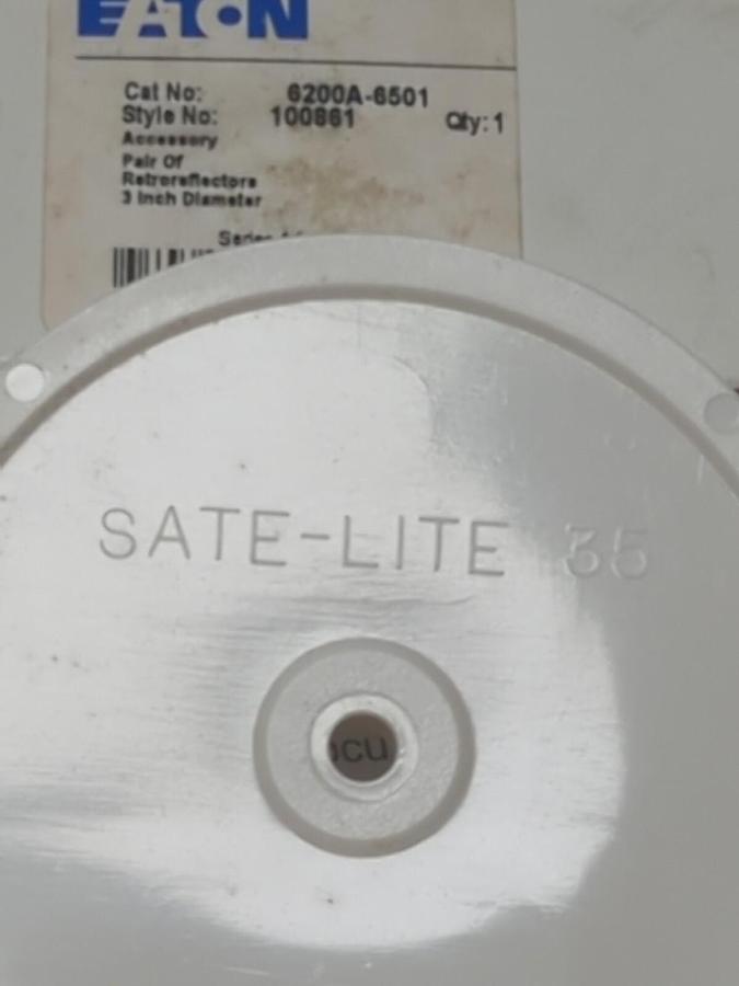EATON,6200A-6501,PAIR OF RETROREFLECTORS 3 INCH DIA NEW