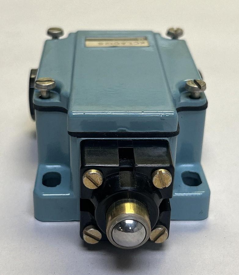 TELEMECANIQUE,XC1AC125,LIMIT SWITCH NOS