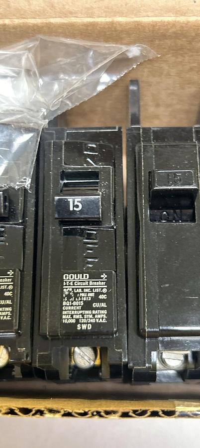 GOULD ITE,BQ1-B015,CIRCUIT BREAKER 15A 120/240V 1P LOT OF 12 NOS