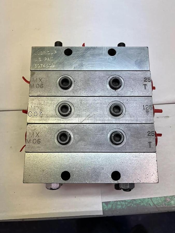 Used LUBRIQUIP,MX-C07-125T,DIVIDER VALVE W TWO MX-M06-25T VALVES