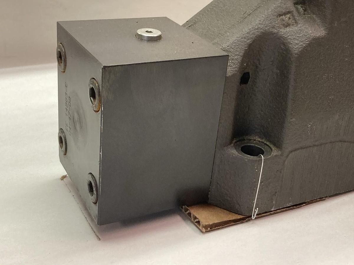 Used Moog,WSH4P16C08CXBN/1AF2.AP.FV5.AQ.FP01,SERVO VALVE D633E714A