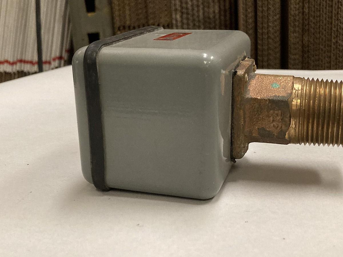 Used Johnson Controls,F16MG-1C,Circuit Flow Switch