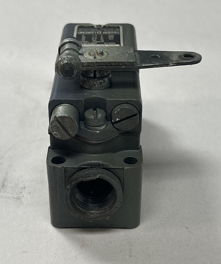 Used SQUARE D,9007AW12,LIMIT SWITCH