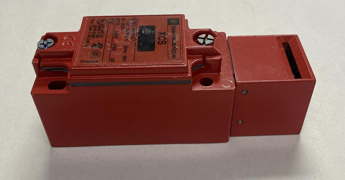 TELEMECANIQUE,XCSA713,SAFETY INTERLOCK SWITCH NEW NO BOX