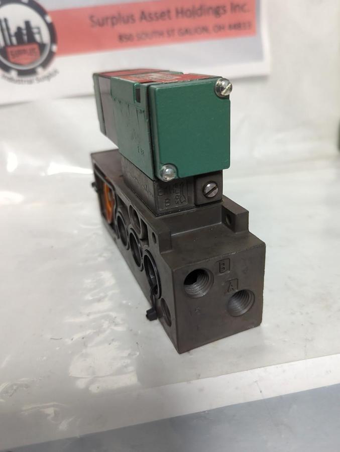 Used NUMATICS,082SA425K,SOLENOID VALVE WITH 237-415B COIL AND MANIFOLD BASE