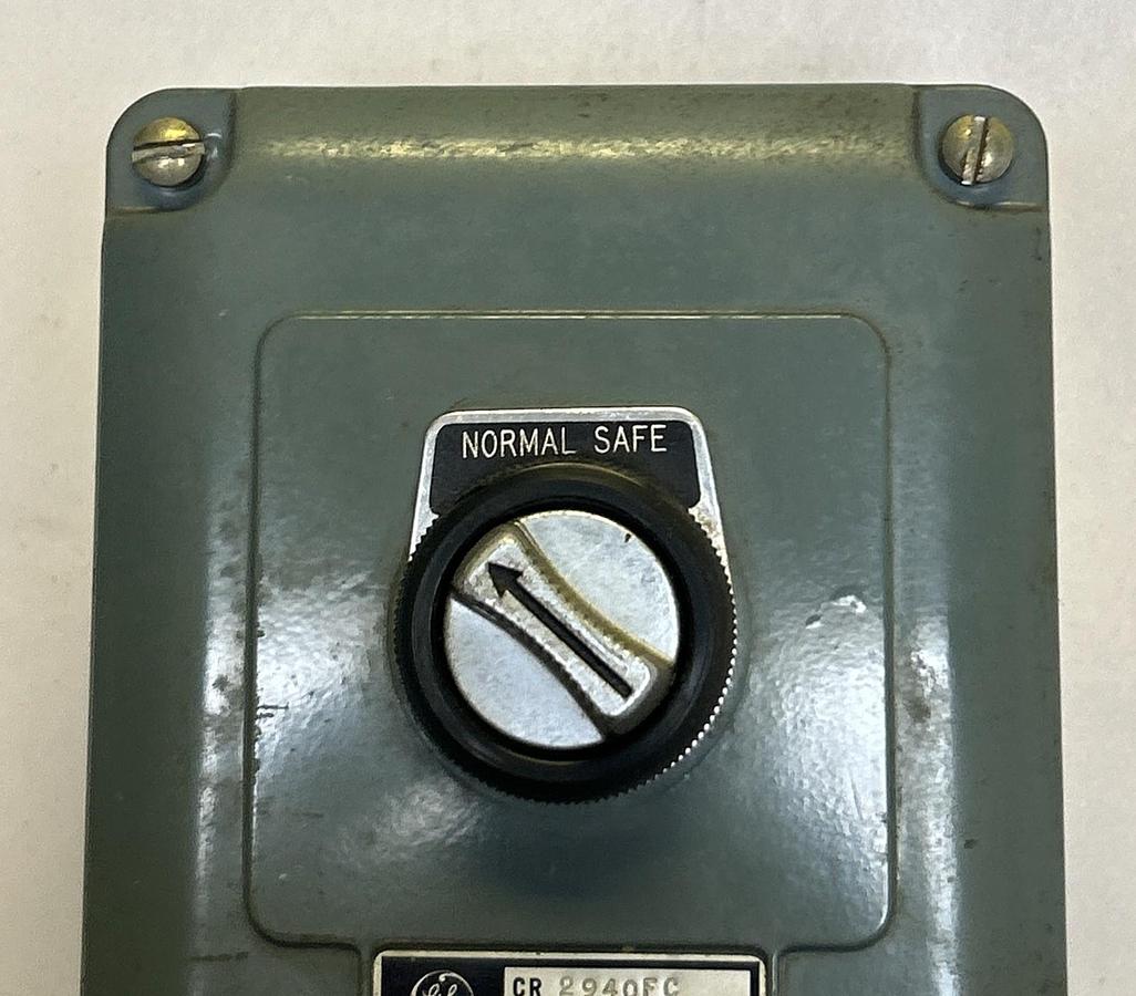 Used GENERAL ELECTRIC,CR2940FC,PUSH BUTTON CONTROL STATION
