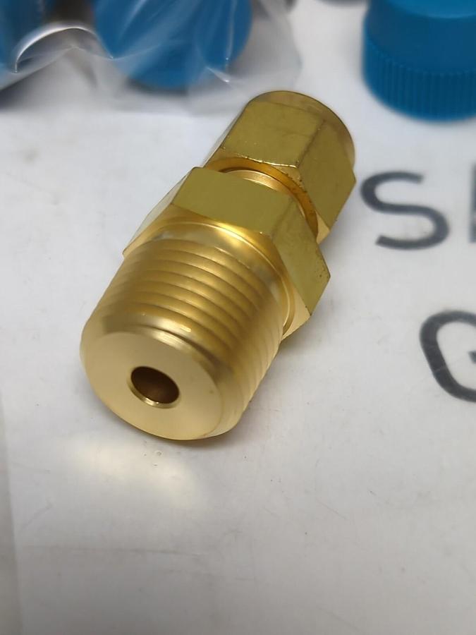 SWAGELOK,B-400-1-6,1/4T X 3/8MNPT MALE CONNECTOR LOT OF 4 NOS