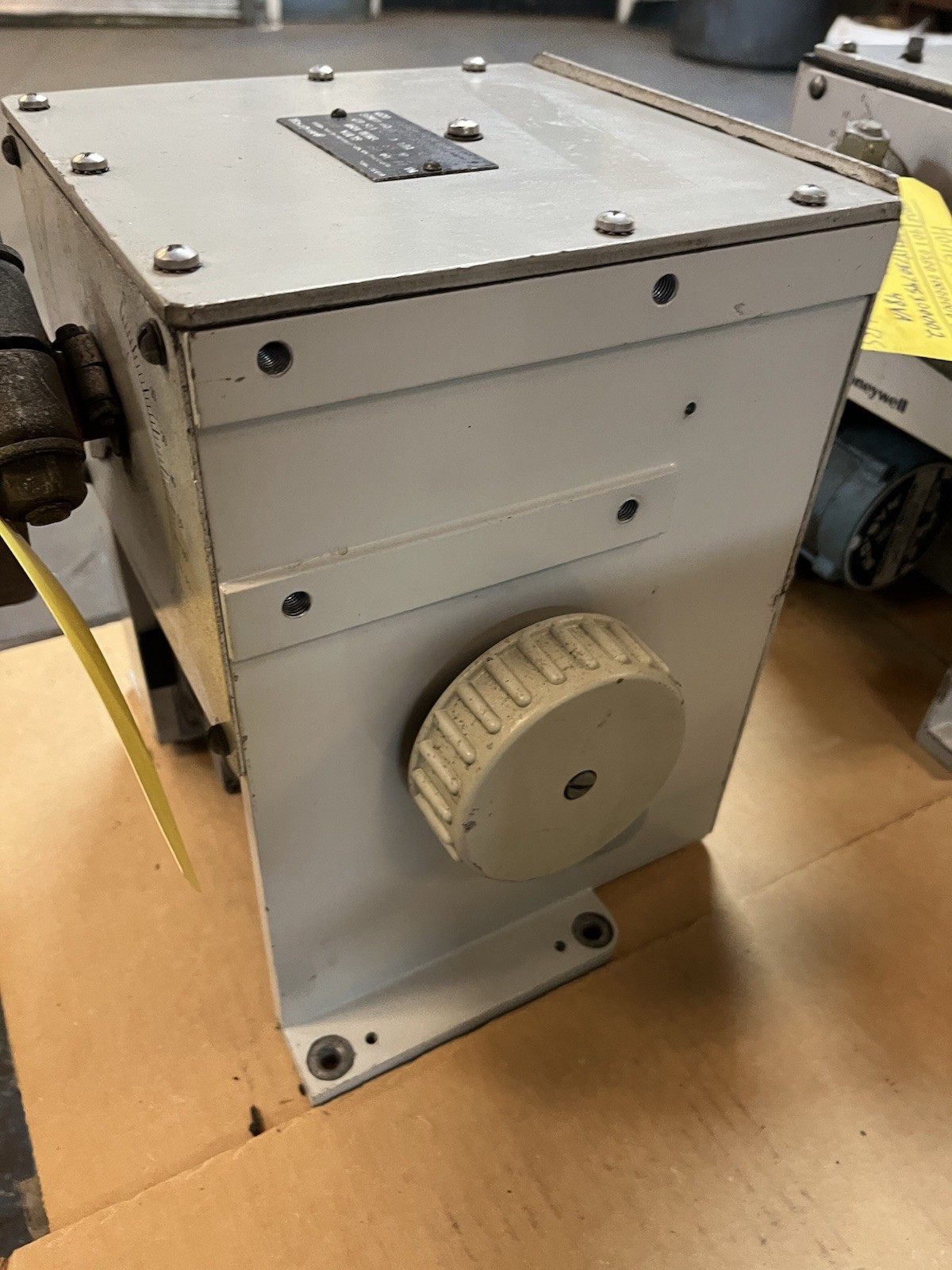 Used HONEYWELL,0102640-1-200-00010000-00,TEMPERATURE CONTROLLER