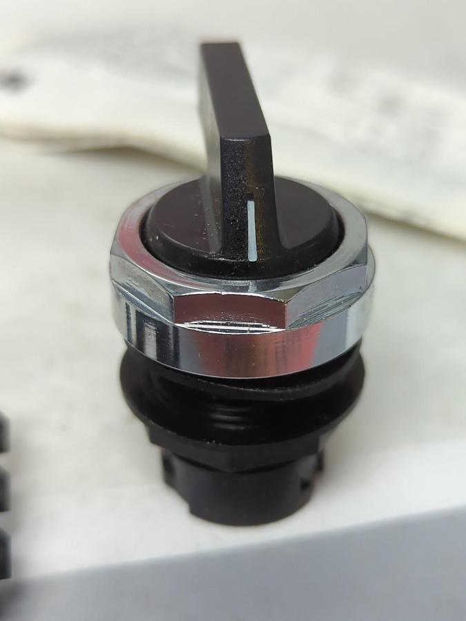 CUTLER-HAMMER,E22V K,LEVER SELECTOR SWITCH 3-POS BLACK NOS