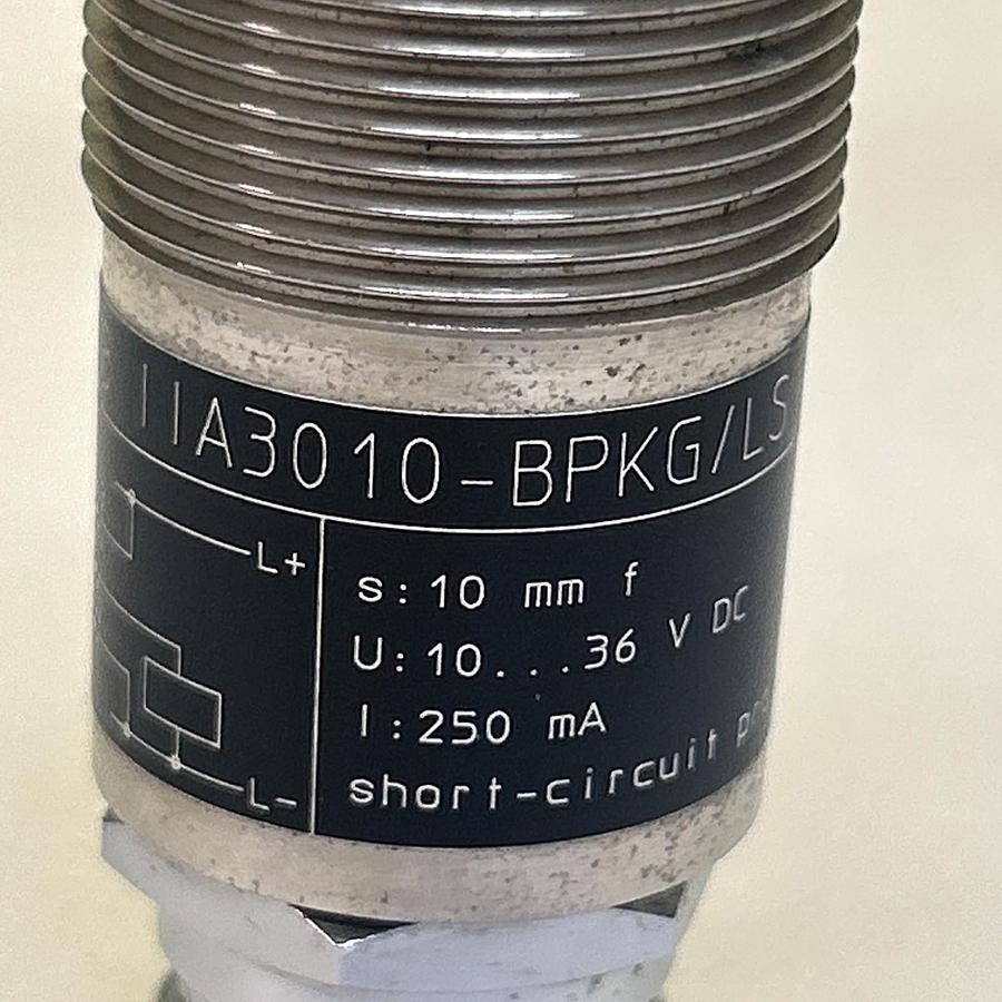 Used IFM EFECTOR,IIA3010-BPKG/LS,PROXIMITY SWITCH