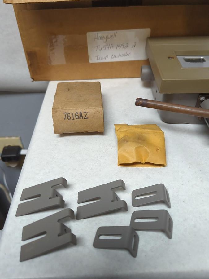 Used HONEYWELL,T654A 1552 2,TEMPERATURE CONTROLLER WITH HARDWARE