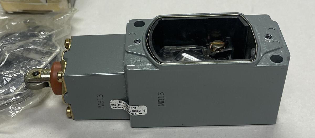 Used ALLEN BRADLEY,802R-DF,SER B LIMIT SWITCH NEW