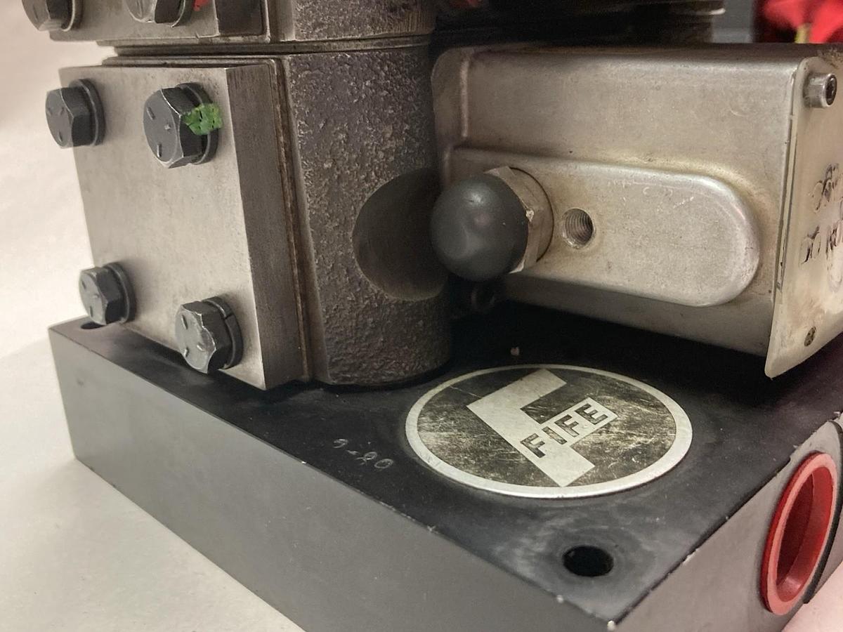 Used Moog,60B101H,Servo Valve w/ Valve Block