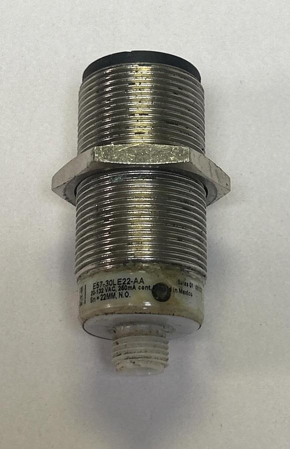 Used EATON,E57-30LE22-AA,INDUCTIVE PROXIMITY SENSOR
