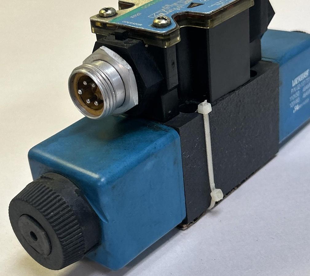 Used VICKERS,DG4V-3S-2C-M-FTWL-B5-60,HYDRAULIC DIRECTIONAL CONTROL SOLENOID VALVE