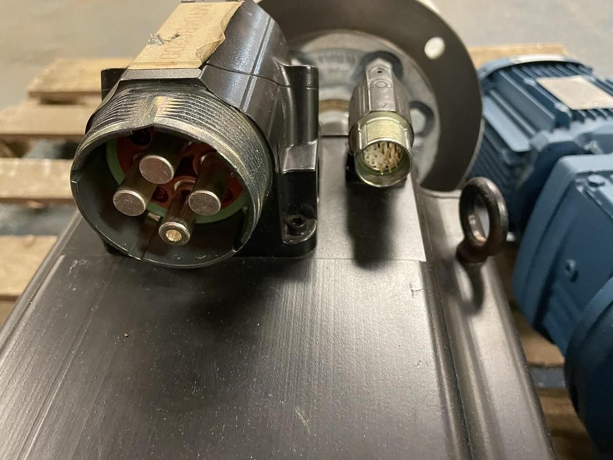 Allen Bradley,MPL-B880D-SJ72AA,Servo Motor