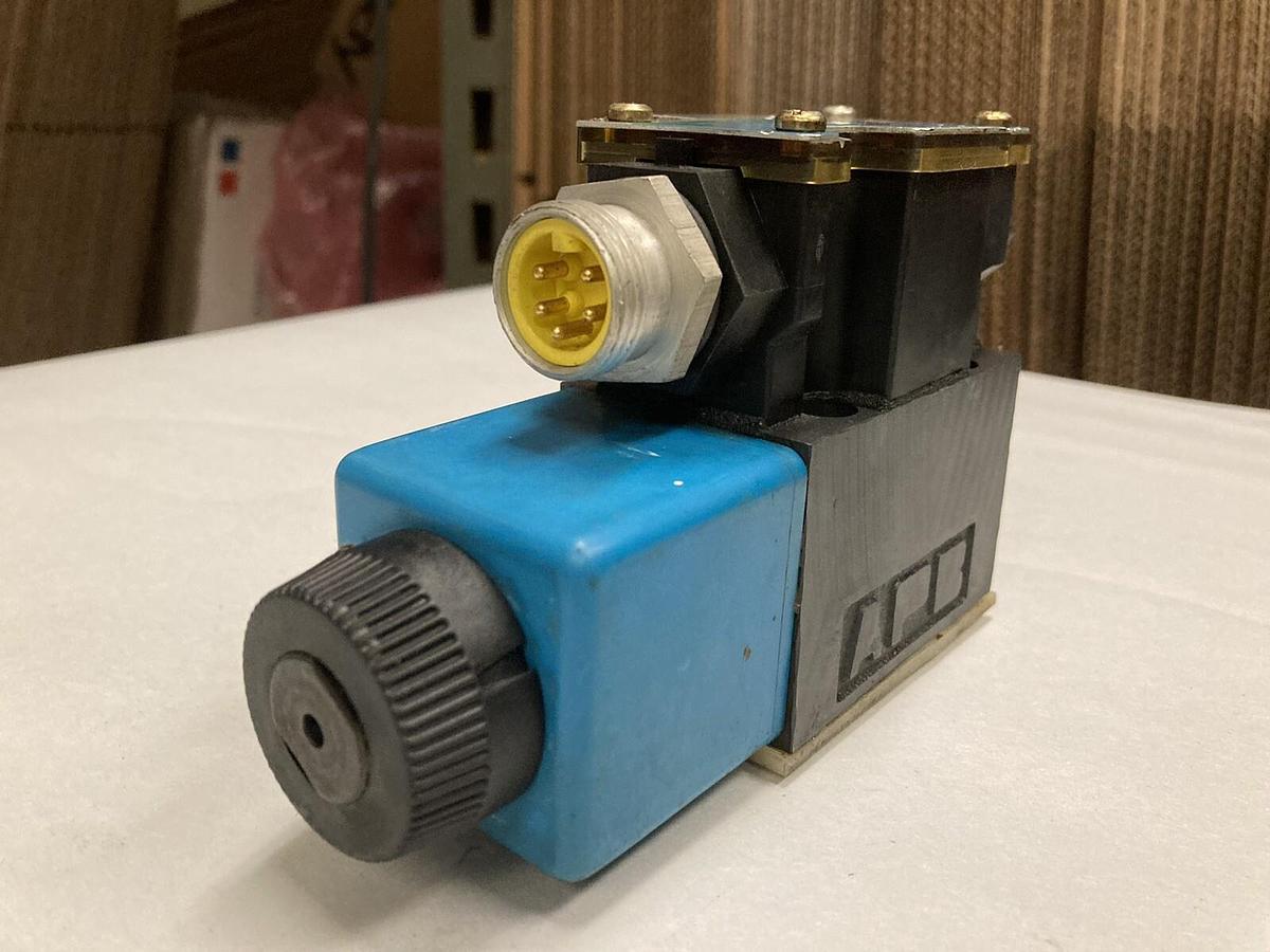 Used Eaton,DG4V-3S-2A-M-FPA5WL-B5-60,Solenoid Operated Directional Valve