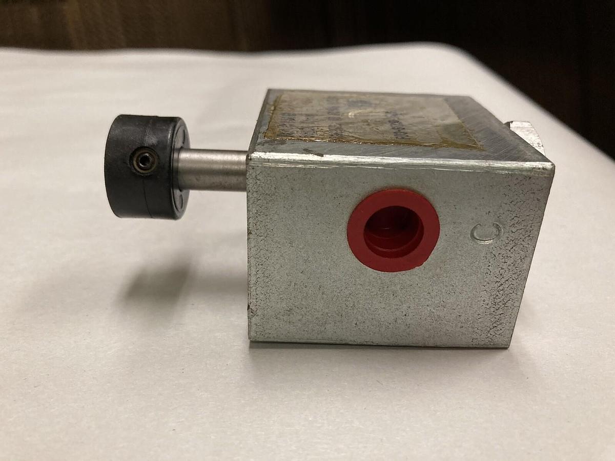 Used Racine Bosch Group,FD3-STKD-102S,Hydraulic Push-Button Valve
