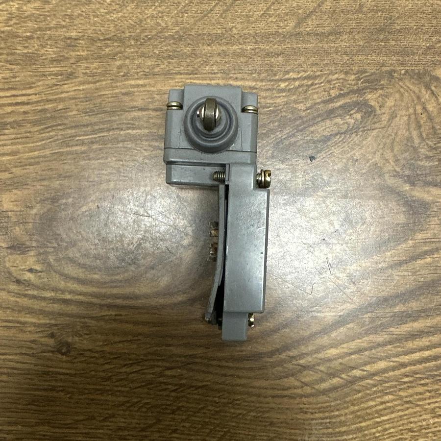 Used Cutler Hammer,E50SA,Limit Switch wE50DS3 Side Push Roller