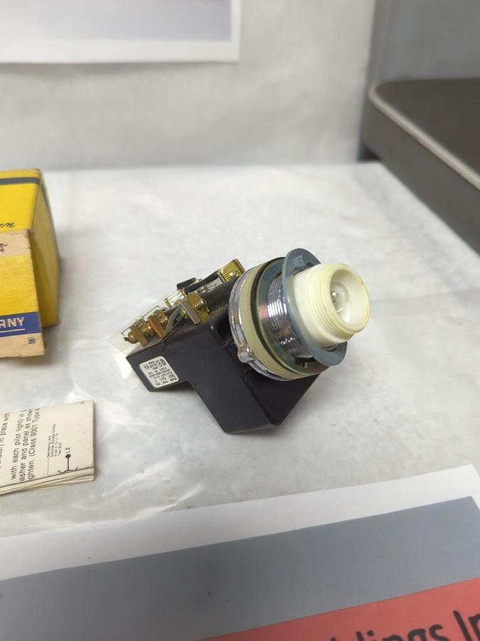 SQUARE D,9001-KM1,ILLUMINATED PUSH BUTTON NOS