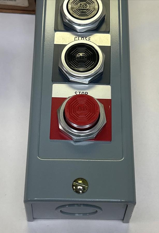 ALLEN BRADLEY,800H-3HD,HEAVY DUTY PUSH BUTTON STATION NOS