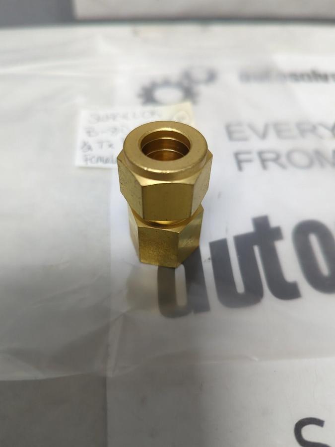 SWAGELOK,B-810-7-4,1/2T X 1/4FNPT FEMALE CONNECTOR NOS
