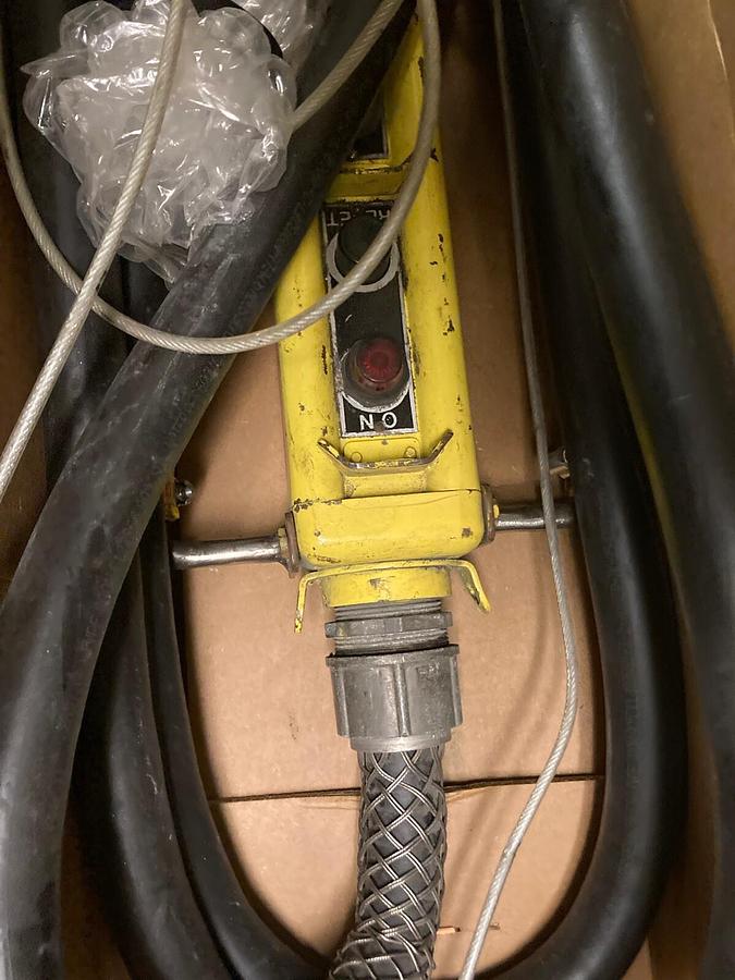 Used Hubbell,.Type 2015 PBC,3 SPD Bridge 4 SPD UP/DOWN Pushbutton PENDANT 20' CABLE