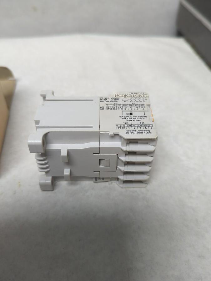 JOSLYN CLARK,MC0K310ATD,MINI CONTACTOR AGUT 15A 600VAC NOS