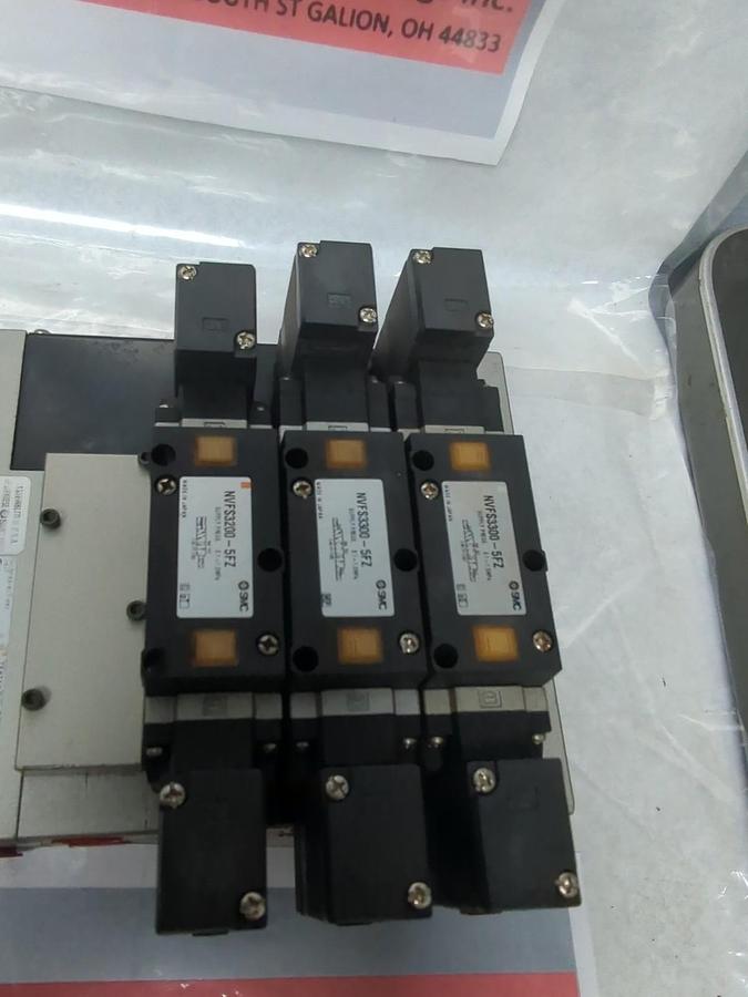 Used SMC,NVV5FS3-01T-041-03T,PNEUMATIC MANIFOLD W/ 3 VALVES NVFS3300-5FZ USED