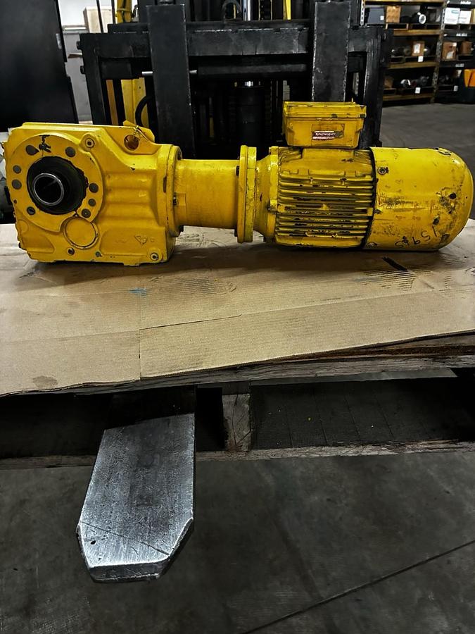 Used SEW EURODRIVE,KH67T-LP145-DT-145-DT145L4BM/HR/TF,GEAR MOTOR 1.5HP 29RPM