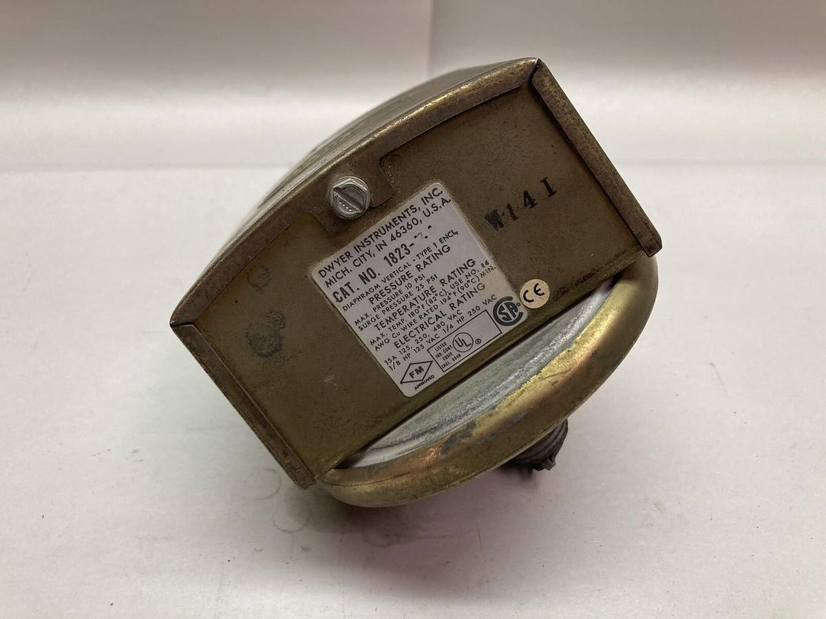 Used Dwyer,1823,Pressure Switch