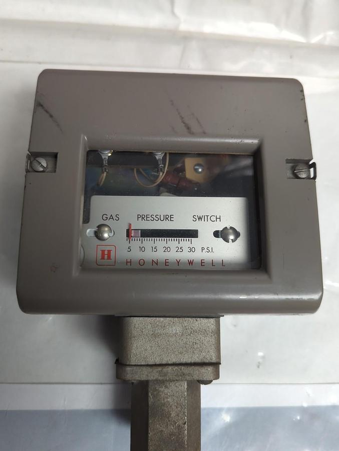 Used HONEYWELL,C647A 1002 1,GAS PRESSURE SWITCH PRE-OWNED