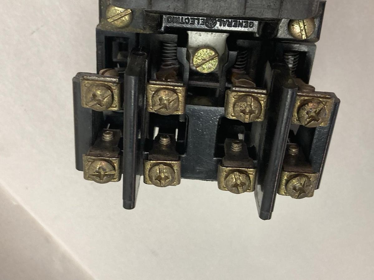 Used General Electric,CR2810A14AK,Relay 10A 600Vac Max