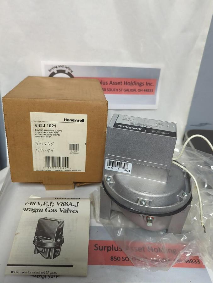 HONEYWELL,V48J 1021,DIAPHRAGM GAS VALVE 120V/60HZ 1-1/4 INCH NPT NOS