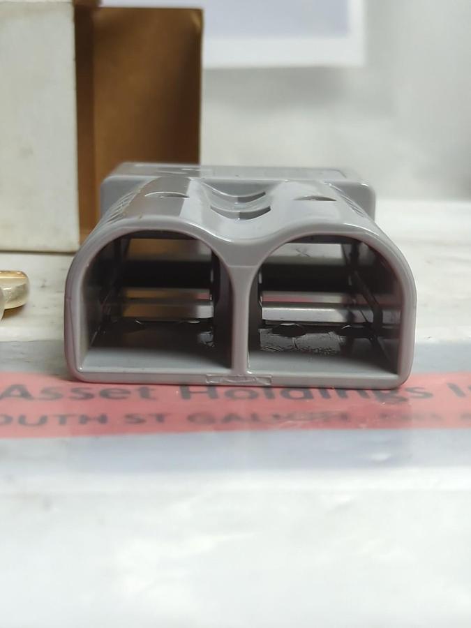 HYSTER,0195293,SY 350A-600V BATTERY CONNECTOR GRAY NOS