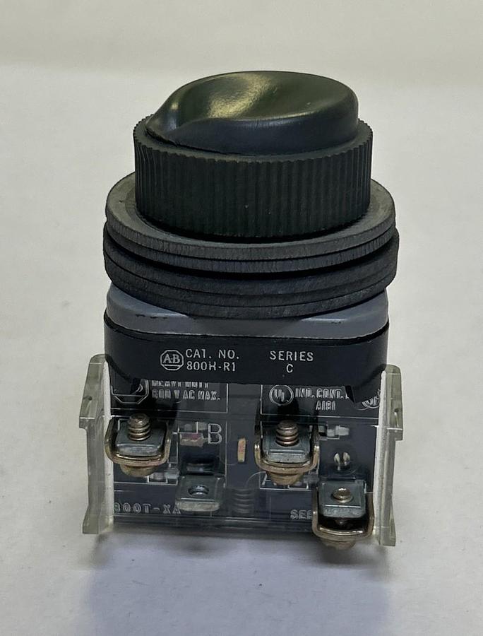 Used ALLEN BRADLEY,800H-R1,GREEN PUSH BUTTON