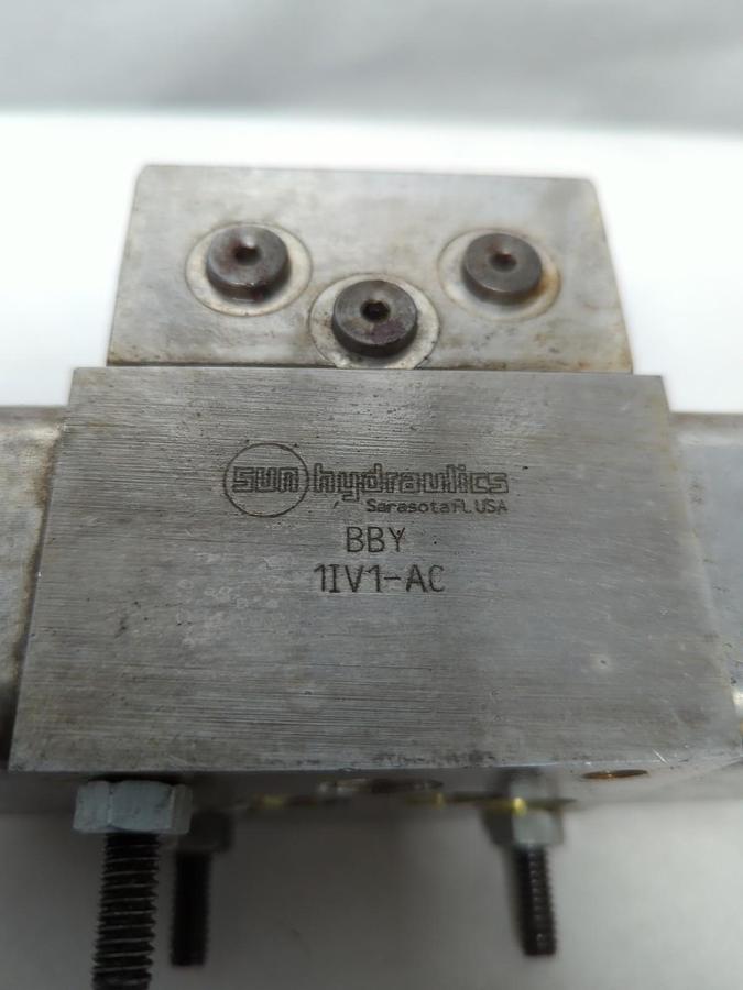 Used SUN HYDRAULICS,BBY,MANIFOLD 1IV1-AC+ WITH CKEBXCN CARTRIDGE VALVE/BOLT PRE-OWNED