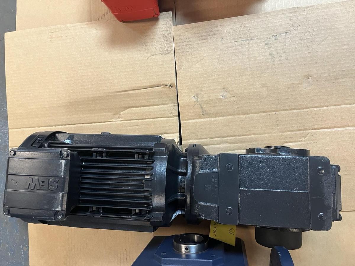 SEW EURODRIVE,KH47-DRN100L4,GEARMOTOR 13.65:1 2.2kW 1765RPM