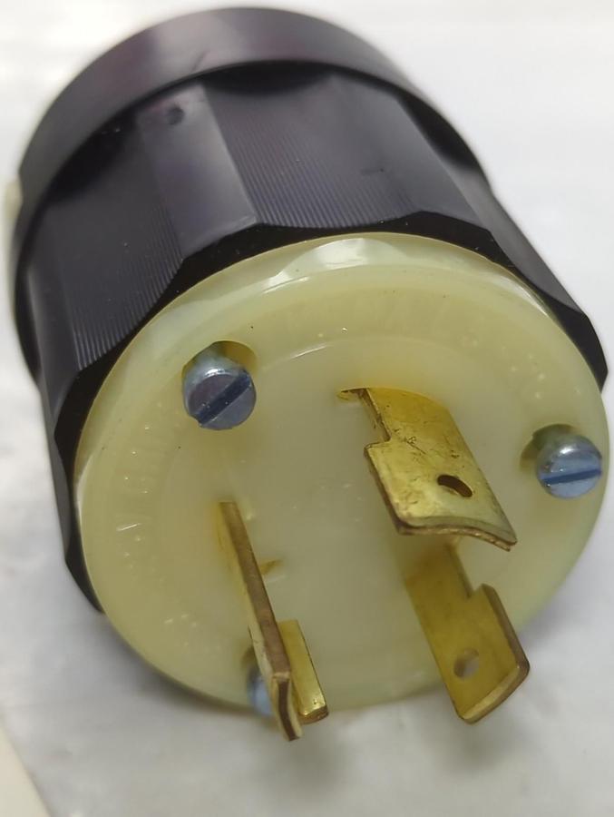 LEVITON,2311,LOCKING PLUG 125V 20A 2P 3W NOS