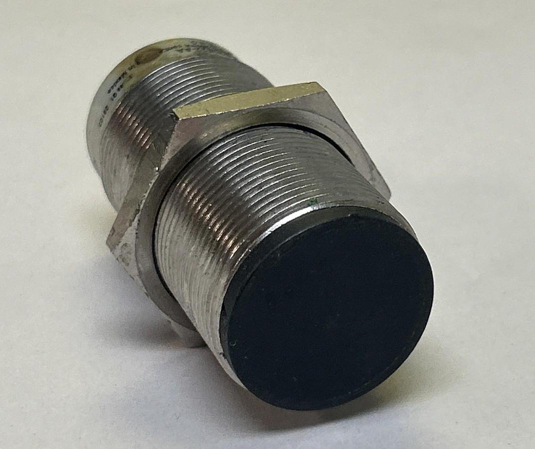 Used EATON,E57-30LE22-AA,INDUCTIVE PROXIMITY SENSOR