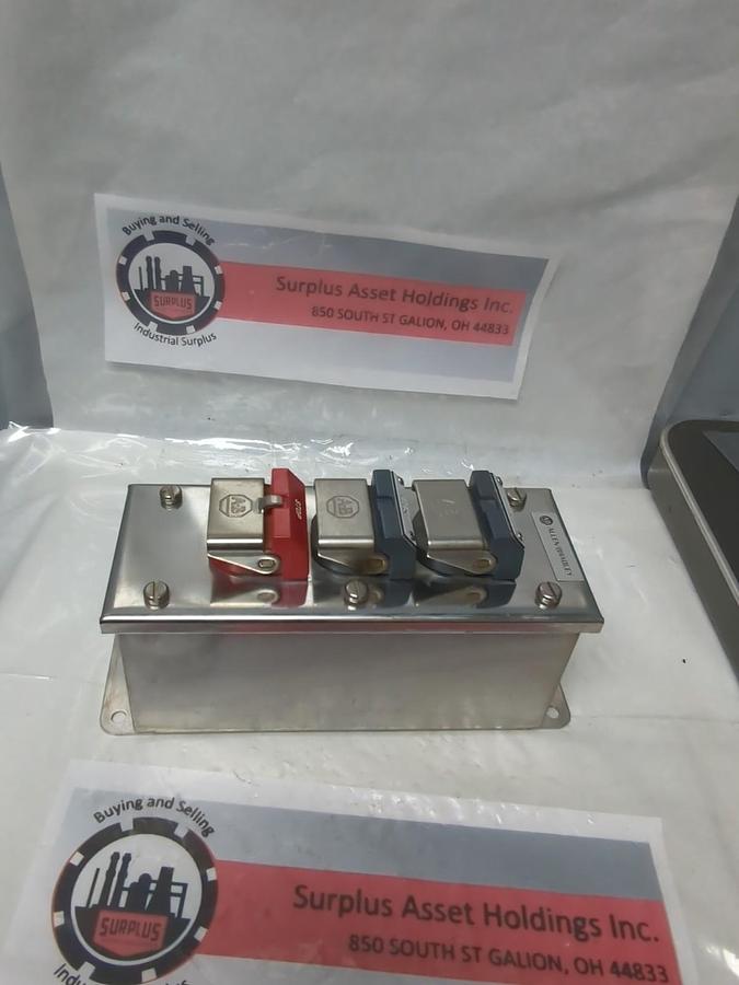 Used ALLEN BRADLEY,800H-3HD4,HEAVY DUTY 3-BUTTON STATION OPEN/CLOSE/STOP PRE-OWNED