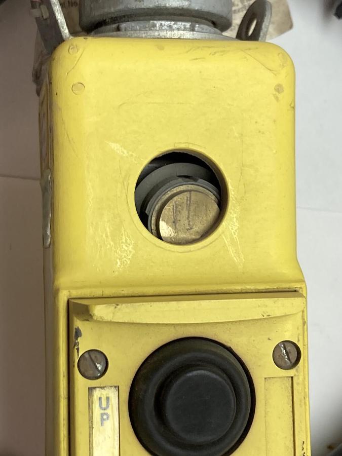 Used Hubbell,Type 2020 PBP,6-Button Pushbutton Pendant Control Station