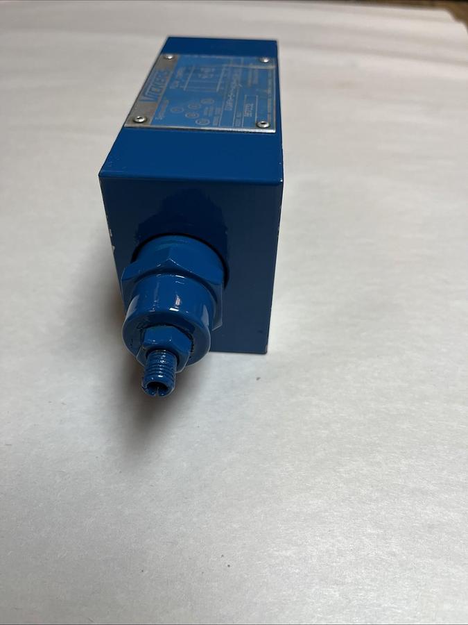 Used VICKERS,DGMFN-5-Y-A2W-B2W-30,FLOW CONTROL 867332