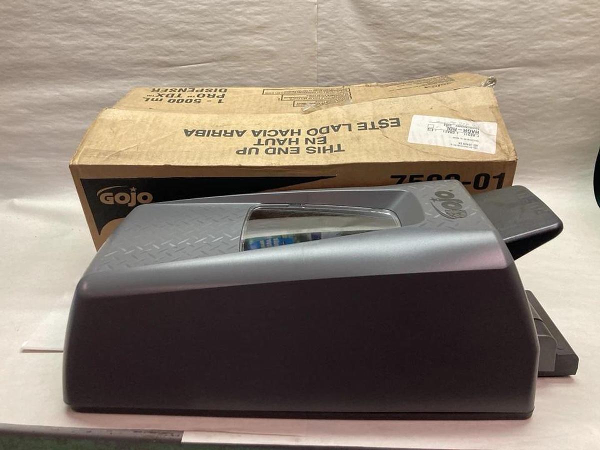 Gojo,7500-01,Push-Style Soap Dispenser 5000 Ml Gray