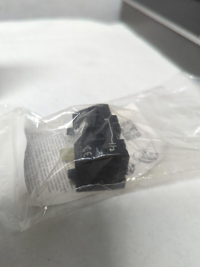 RELIANCE ELECTRIC-SIEMENS,66458-R,CONTACT BLOCK 52BAK NEW